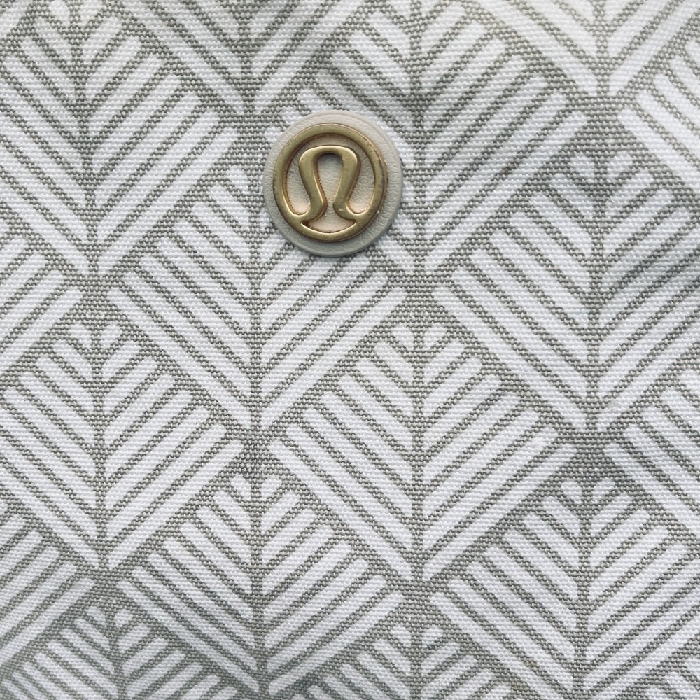 LULULEMON LG Tote Bag/Knapsack Tan/white graphics Black straps  Life's a beach